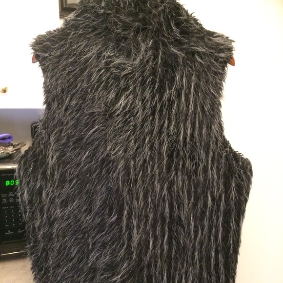 Angela Bucars collection, Montreal, L faux fur, fully lined vest - Picture 3 of 9
